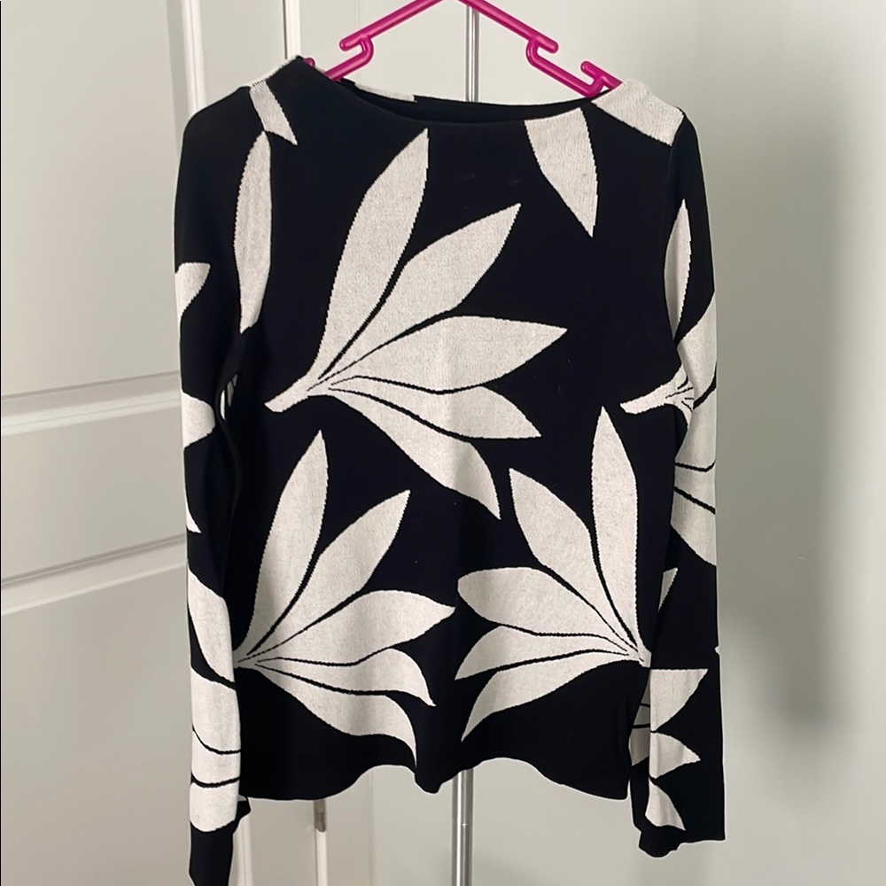 Black and White Leaf Pattern Women's Top- petit